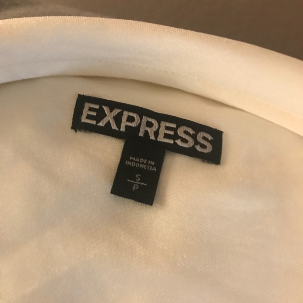 Express Ruffle Blouse - Picture 3 of 3